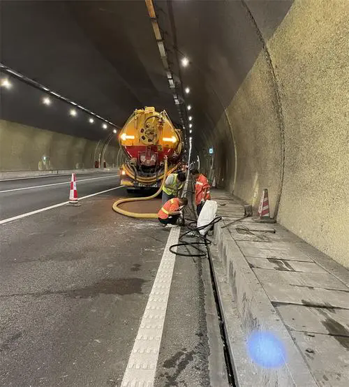 泌阳隧道排水渠清淤